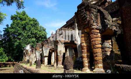 Elefanten-Statue Perspektive im historischen Park Wat Chang Lom Tempel in Sukhothai Weltkulturerbe hautnah Stockfoto