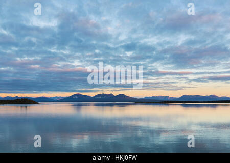 Sonnenaufgang auf dem ruhigen Wasser des Sees an, wolkenlos im Hintergrund, Holz an Staatspark, südwestlichen AK; AK, USA Stockfoto