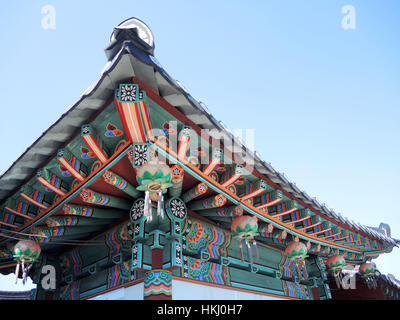 Koreanische traditionelle Architektur Detail von Dach Stockfoto