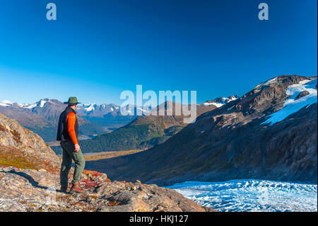 Ein Mann in der Nähe eines unbenannten Sees in der Nähe der Harding Icefield Trail in Kenai Fjords Nationalpark an einem Sommertag, Süd-Zentral-Alaska Wandern Stockfoto