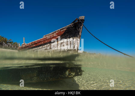 Nahaufnahme des verwitterten hölzernen Bogens von einer Dhau im klaren Wasser, Benguerra Island, die zweitgrößte Insel in der Bazaruto Archipel; Mosambik Stockfoto