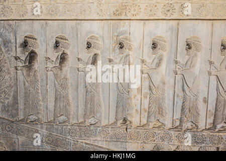 Basrelief des Mittelstreifens wachen auf der östlichen Treppe der Apadana oder Publikum Hall von Darius I, Persepolis; Fars Provinz, Iran Stockfoto