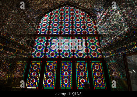 Glasmalerei-Fenster und Spiegel in das Innere des Mausoleums des Shah-e-Chergah-Heiligtums; Shiraz, Provinz Fars, Iran Stockfoto