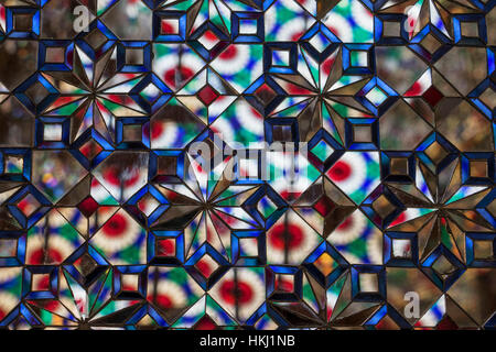 Spiegelarbeit im Inneren des Mausoleum von Shah-e-Chergah-Schrein; Shiraz, Provinz Fars, Iran Stockfoto