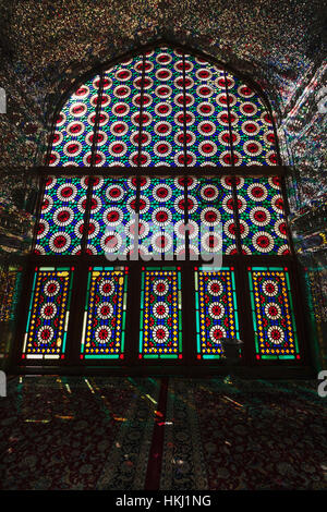 Glasmalerei-Fenster und Spiegel in das Innere des Mausoleums des Shah-e-Chergah-Heiligtums; Shiraz, Provinz Fars, Iran Stockfoto