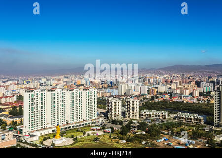 Blick Auf Ub City, Mongolei, Vom Zaisan Hill, Mit Bunten Hochhäusern Im Zentrum, Umgeben Von Den Einfamilienhäusern Des ... Stockfoto