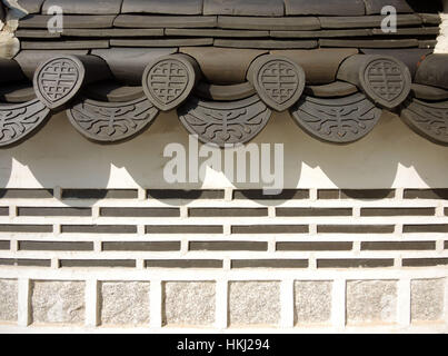 Detail der Dach- und Wandelemente koreanische traditionelle Kachelhintergrund Stockfoto