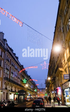 Weihnachtsbeleuchtung auf Rue St. Placide, Paris, Frankreich Stockfoto