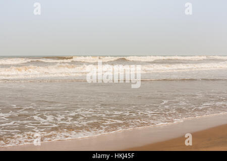 Eingehende hohe schäumende Meer Wellen an einem tropischen Strand am Abend. Stockfoto