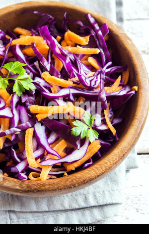 Roten Krautsalat Krautsalat mit Karotten und grünen - gesunde Ernährung, Entgiftung, Vegan, vegetarisch, Gemüse Frühlingssalat Stockfoto