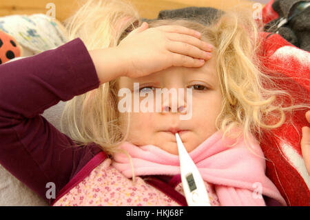Mädchen mit Fieber im Bett Stockfoto