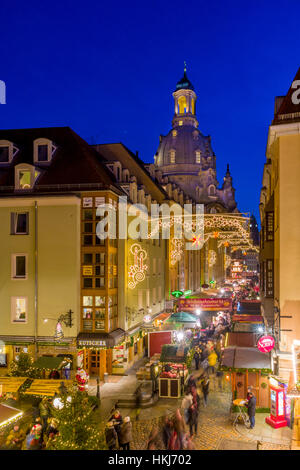Historischer Weihnachtsmarkt im Stil der Renaissance, Münzgasse mit der Frauenkirche, Dresden, Sachsen, Deutschland Stockfoto