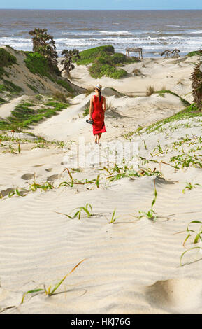 Die Frau im roten Kleid, Dünen am Ufer, Tana River Delta, Kenia Stockfoto