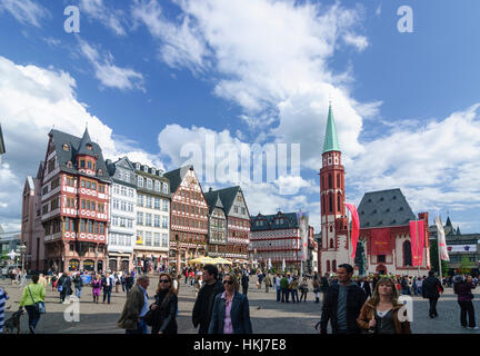 Frankfurt Am Main: Römerberg; Ostlinie mit Fachwerkhäusern und alten Nikolaikirche, Römer, Hessen, Hessen, Deutschland Stockfoto