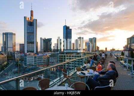 Frankfurt Am Main: Blick vom Kaufhaus Galeria Kaufhof am Zentrum Stadt mit der hohen steigt der Banken, Zeil, Hessen, Hessen, Deutschland Stockfoto