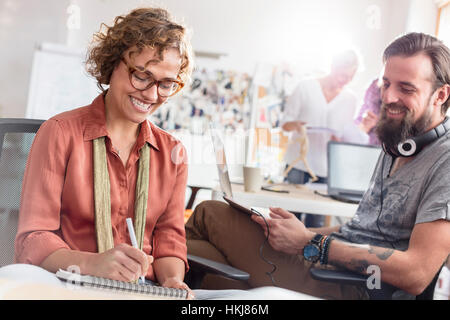 Design-Profis treffen lächelnd und skizzieren im Büro Stockfoto