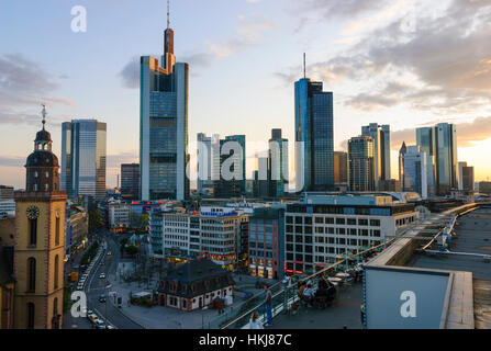 Frankfurt Am Main: Blick vom Kaufhaus Galeria Kaufhof am Zentrum Stadt mit der hohen steigt der Banken, Zeil, Hessen, Hessen, Deutschland Stockfoto