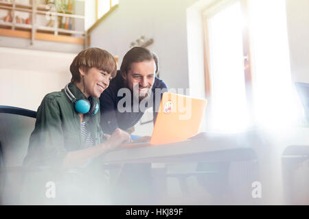 Lächeln auf den Lippen Design-Profis treffen am Laptop im Büro Stockfoto