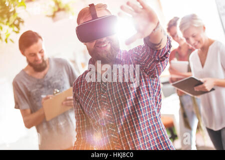 Lächelnd männlichen Design-Profi mit virtual-Reality-Simulator Gläser in treffen Stockfoto
