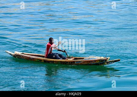 Rudern Fischer im Kanu, Senegal Stockfoto