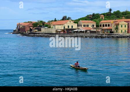 Fischer im Kanu, Slave Island im Rücken, Île de Gorée, Dakar, Senegal Stockfoto