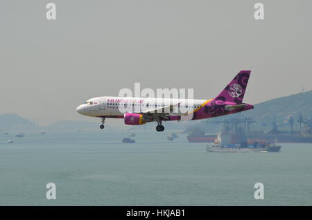 Hunnu Air Airbus A319 JU-8888 großen mongolischen Landung am Hong Kong International Airport Stockfoto
