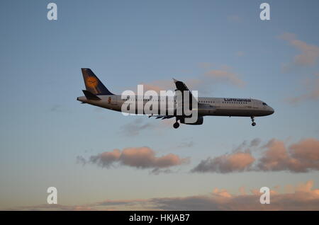 Lufthansa-Airbus 321-100 D-luftige Landung am Flughafen Birmingham Stockfoto