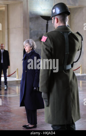 Premierminister Theresa May legt einen Kranz am Grab von Mustafa Kemal Atatürk, der Gründer der Republik Türkei in Ankara, Türkei, vor Gesprächen mit Präsident Recep Tayyip Erdogan und Premierminister Binali Yildirim des Landes. Stockfoto