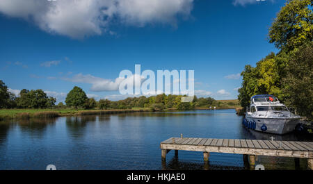 Motorboot in Tully Inishmore, Upper Lough Erne, Grafschaft Fermanagh, Nordirland festgemacht. Stockfoto