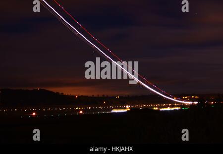 Virgin Atlantic kleine rote Airbus A320 dem Start vom Flughafen Edinburgh Stockfoto