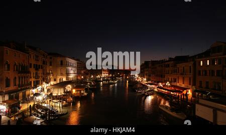 Am Abend Blick auf den Canal Grande von der Rialtobrücke, Venedig, Italien. Stockfoto