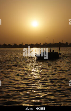 Sonnenuntergang am Fluss in Dubai Stockfoto