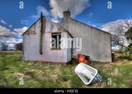 Verfallenes Haus und Auto in der Nähe von dem kleinen Dorf weiter Lanarkshire. Stockfoto