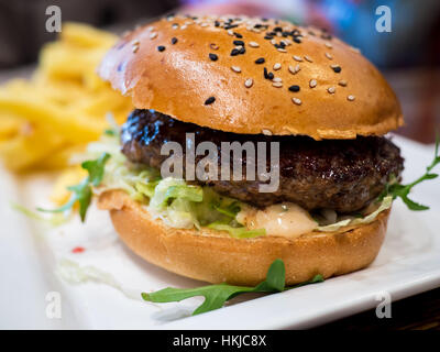 Hausgemachte Hamburger mit frischem Gemüse Stockfoto
