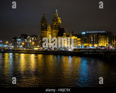 Schöne Nacht in Amsterdam. Beleuchtung von Gebäuden in der Nähe von Wasser in den Kanal Stockfoto