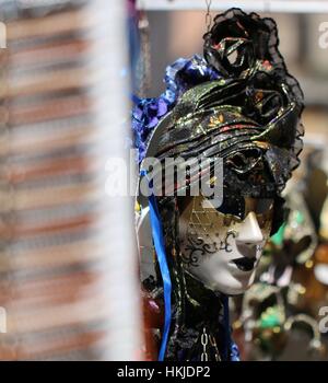 Venezianische Masquerade Ball Masken auf einem Marktstand in Venedig Italien Stockfoto