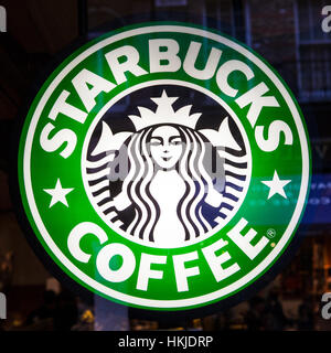 LONDON, UK - 12. März 2015: The Starbucks anmelden ein Fenster eines Unternehmens Kaffeehäuser in London auf 12. März 2015. Stockfoto