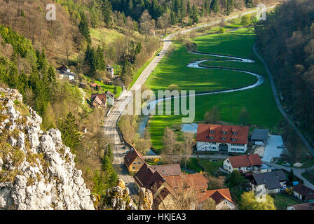 Mäander des Flusses Lauter im großen Lautertal Tal in der Nähe von Gundelfingen, Schwäbische Alb, Deutschland. Stockfoto