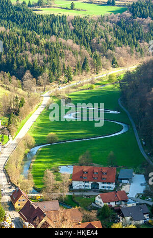 Mäander des Flusses Lauter im großen Lautertal Tal in der Nähe von Gundelfingen, Schwäbische Alb, Deutschland. Stockfoto