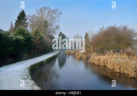 Lose Dorf, Maidstone, Kent, UK. Januar Wetter - harte Morgen Frost über losen Brooks - Bach durch das Dorf Stockfoto