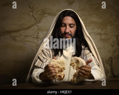 Authentische Reenactment Szene brechen das Brot während des letzten Abendmahls, zu sagen "das ist mein Leib" Jesu. Stockfoto