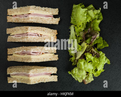 Schinken und Käse Sandwich in Vollkorn Brot vor einem schwarzen Hintergrund, Ohne Menschen Stockfoto