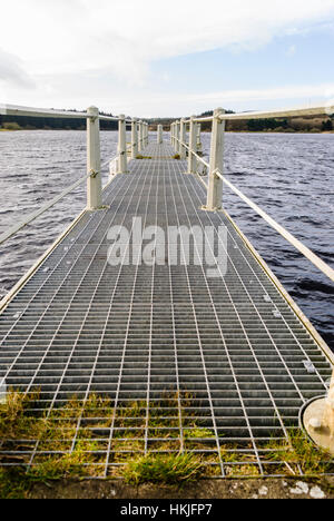 Geschützten Metall Gehweg auf ein Reservoir führt zu der wichtigste Absatzmarkt Fangmaul Abflußkanal Stockfoto