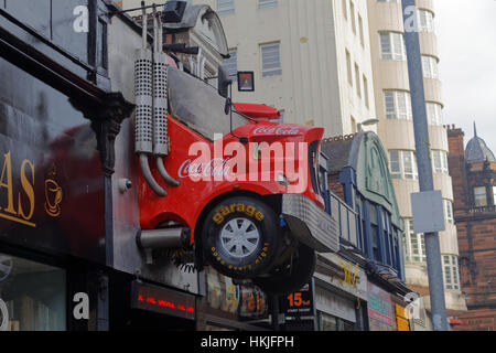 Garage-Nachtclub auf Sauchiehall street hat Replik von Coca-Cola Weihnachtstruck oben die Tür an der Wand montiert Stockfoto