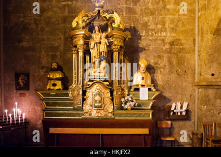 Altar in der alten, kleinen Kirche Abbaye De Valbonne, Frankreich Stockfoto