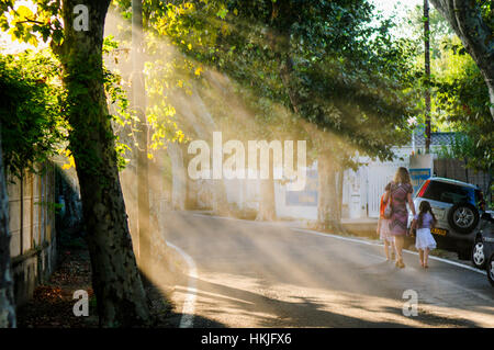 Sonne-Streams durch Nebel in einer französischen Straße Stockfoto