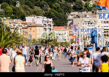 Massen von Menschen zu Fuß entlang der Promenade, Nizza, Frankreich. Stockfoto