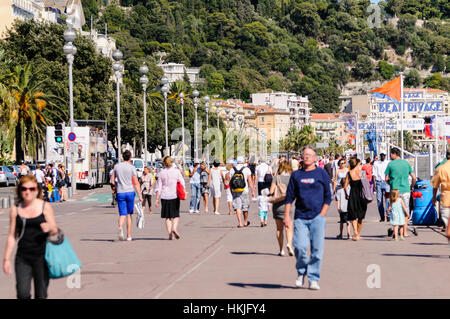 Massen von Menschen zu Fuß entlang der Promenade, Nizza, Frankreich. Stockfoto