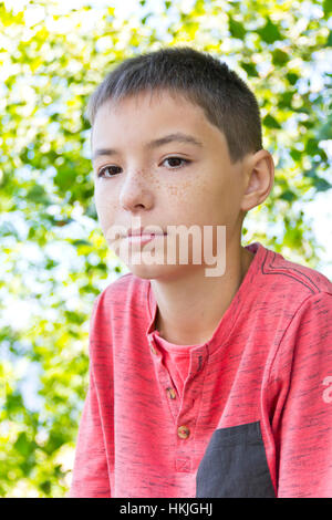 Porträt von niedlichen Sommersprossen junge mit dunkelbraunen Augen Stockfoto