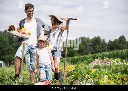 Familie Ernte Gemüse in gemeinschaftlichen Garten, Bayern, Deutschland Stockfoto